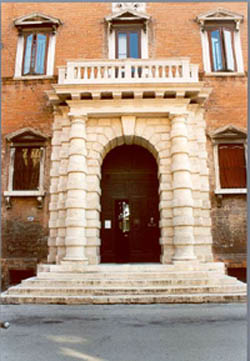 Portale del palazzo Gulinelli, sede dell'Archivio Storico dell'Universit� degli Studi di Ferrara