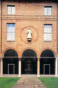 Palazzo Renata di Francia. Cortile interno con statua di Alberto d'Este